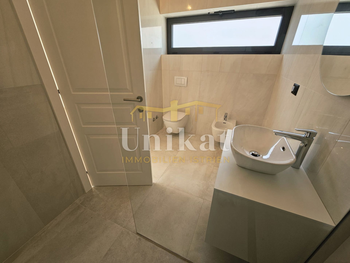 Moderna nuova costruzione con piscina vicino a Poreč